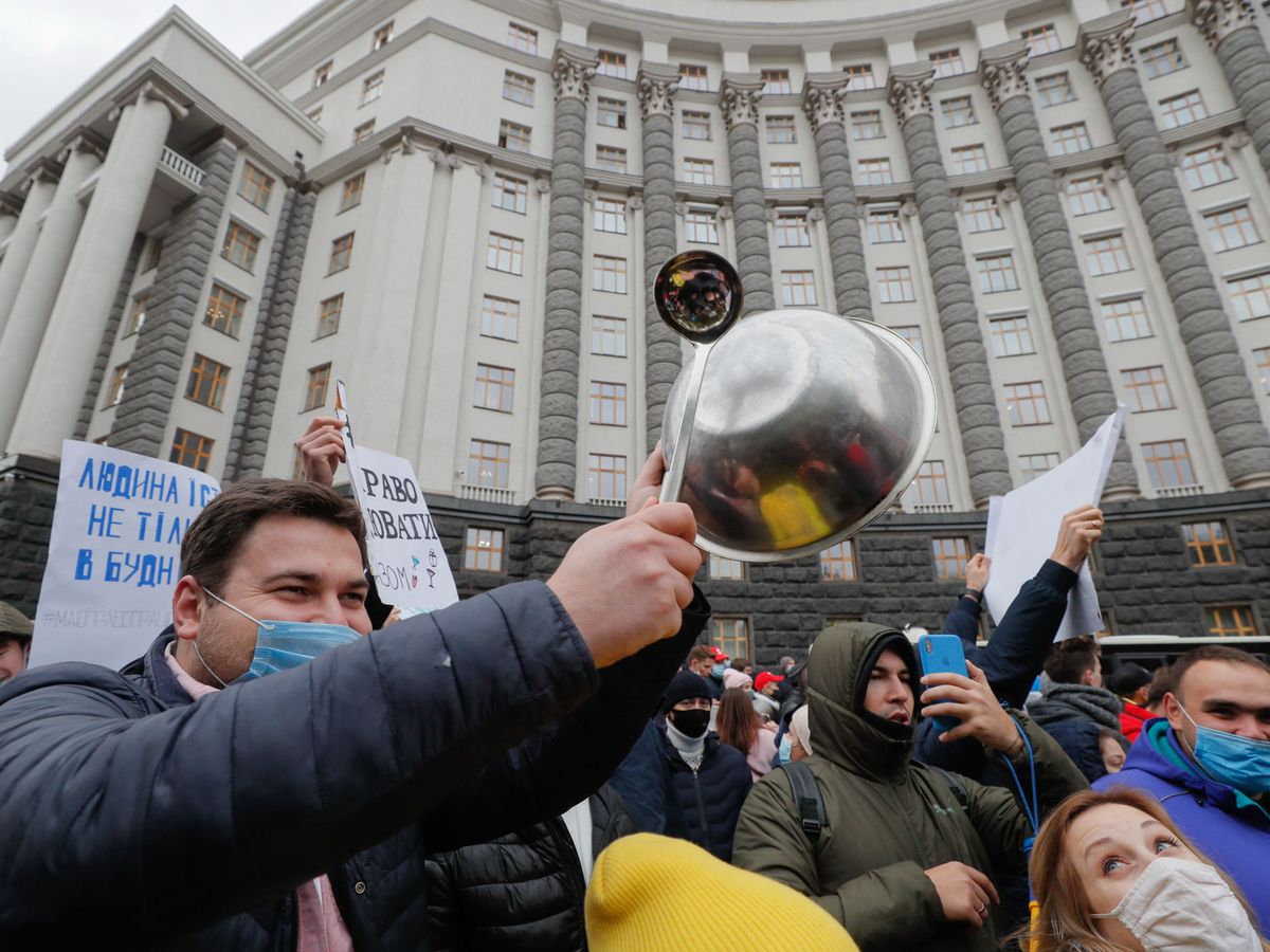 Foto: Protestas en Kiev contra el confinamiento. (EFE)