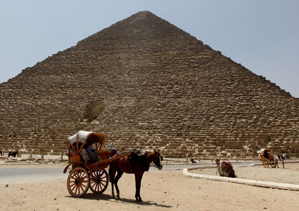 Foto: Un carruaje espera turistas al pie de la Gran Pirámide de Giza en El Cairo (Reuters)