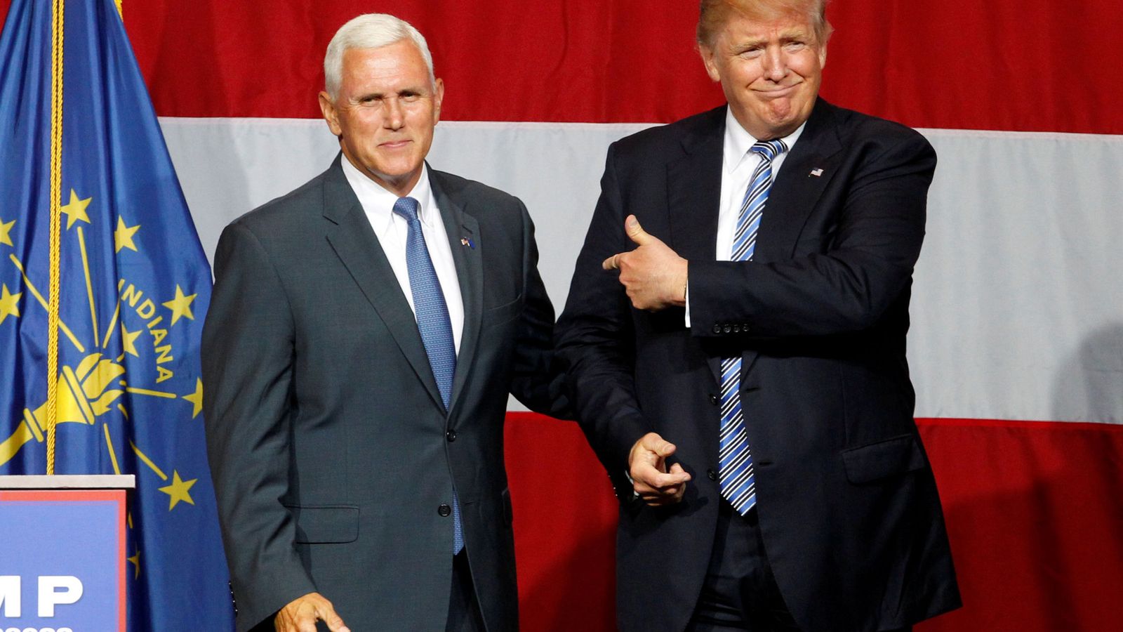 Foto: Donald Trump señala a Mike Pence durante un acto de campaña en Westfield, Indiana, el 12 de julio de 2016 )Reuters)