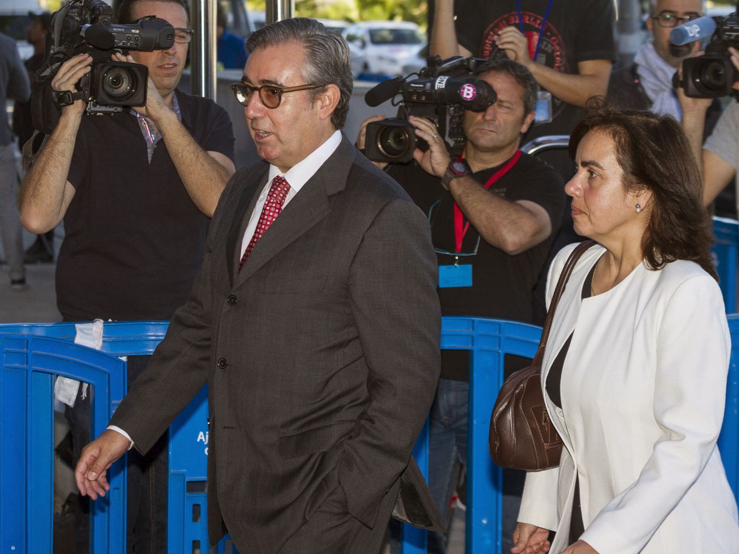 Diego Torres, exsocio de Iñaki Urdangarin, y su mujer, Ana María Tejeiro, a su llegada al juicio por el caso Nóos. (EFE) 