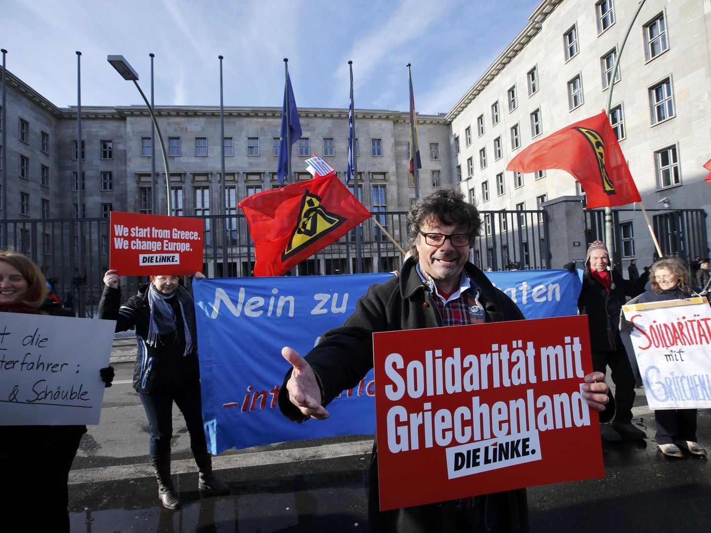 Miembros del partido La Izquierda protestan contra la austeridad impuesta a Grecia frente al Ministerio de Finanzas en Berlín, en febrero de 2015 (Reuters)