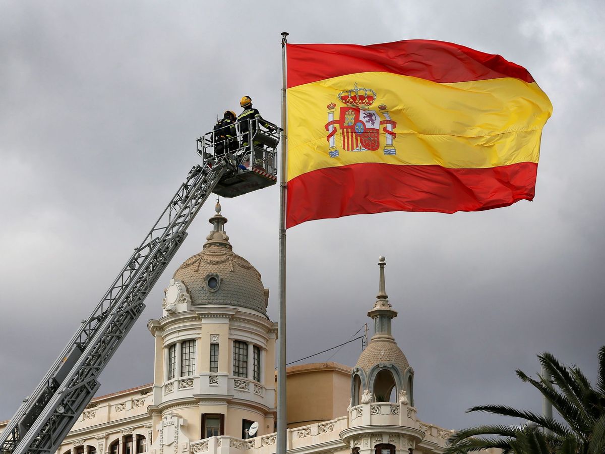 Foto: Bandera de España en la Plaza Mayor de Alicante. (EFE)