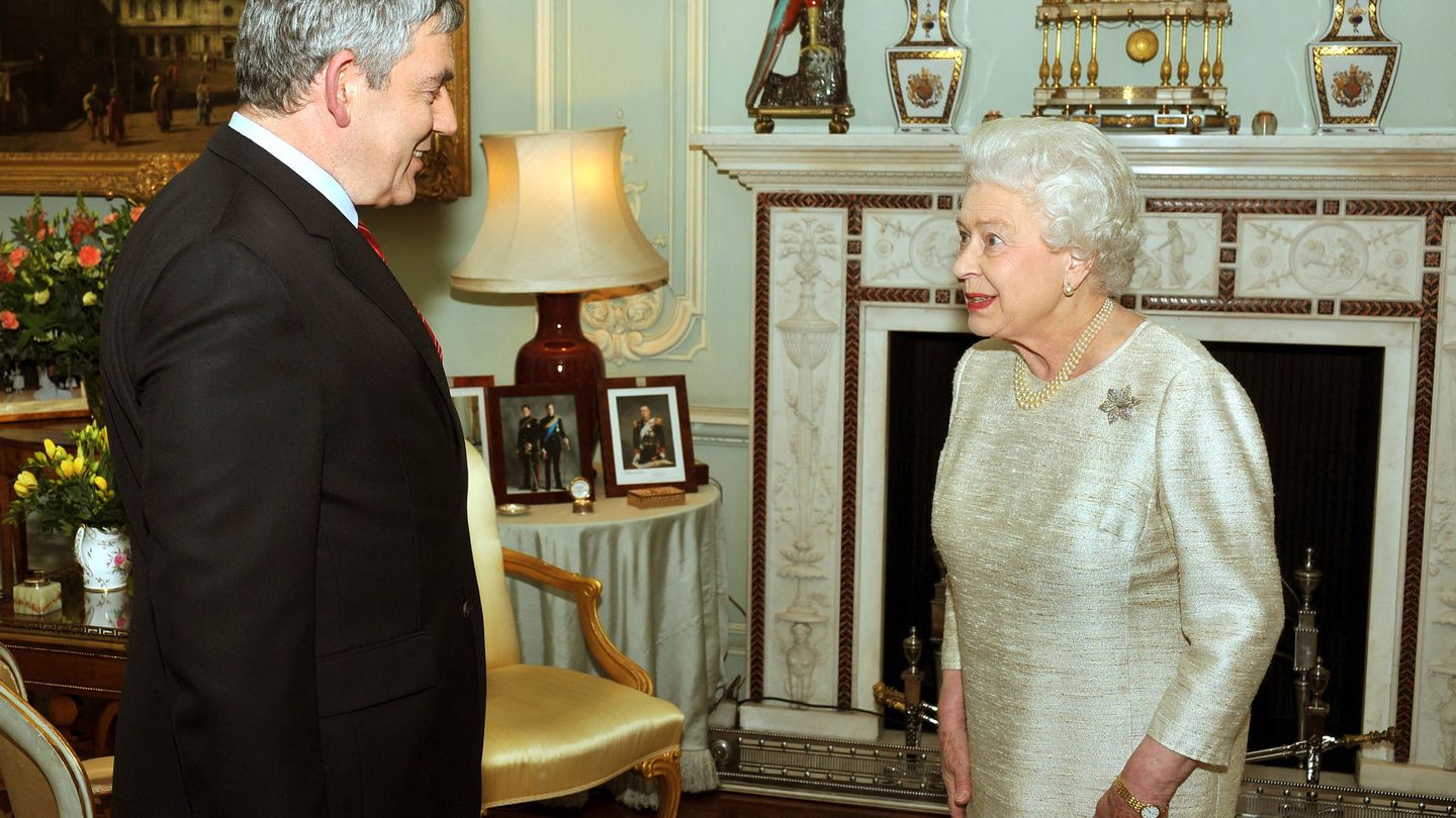 Gordon Brown recibe el beneplácito de Isabel II. (Getty)