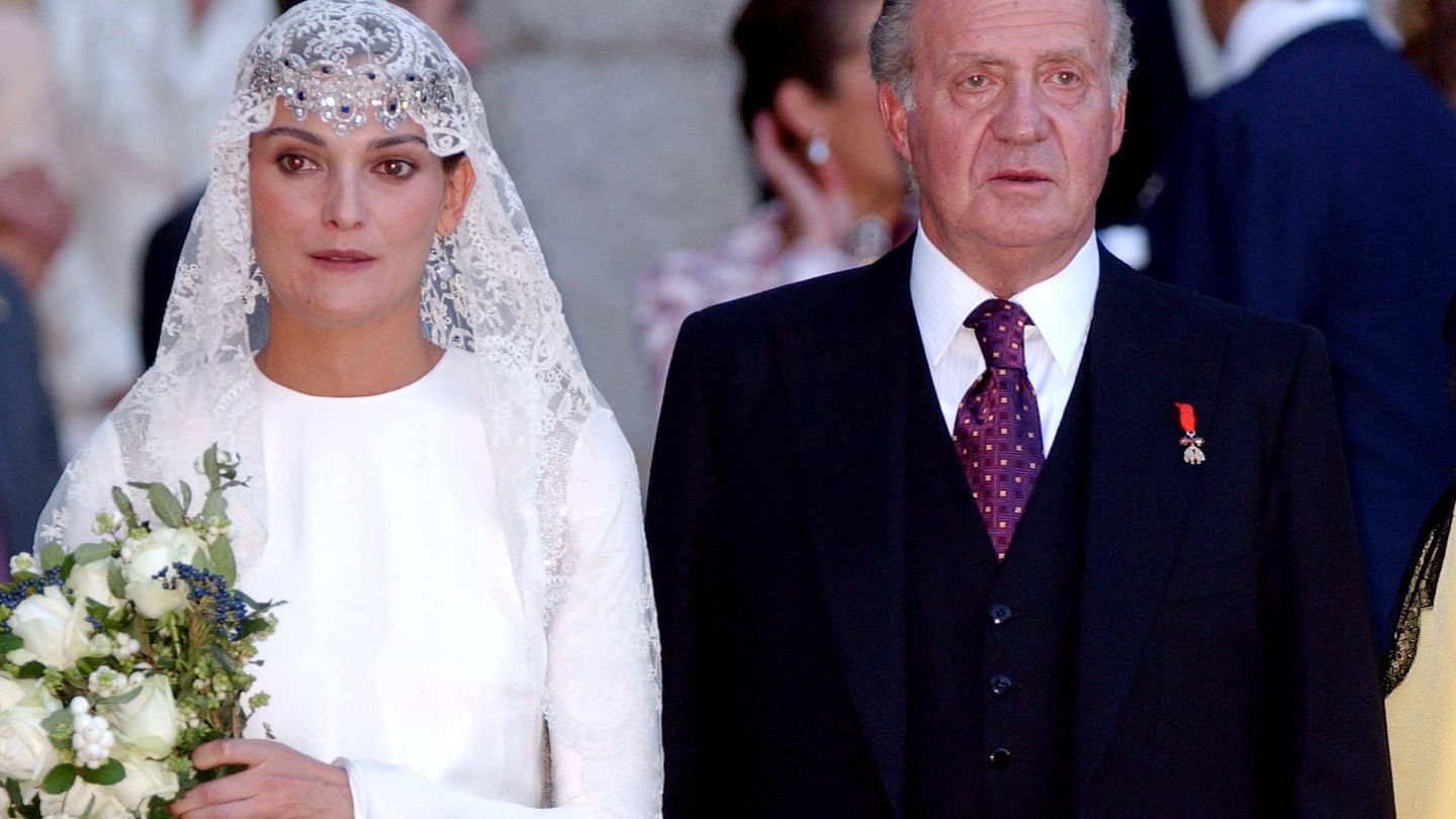 Laura Ponte, con la tiara y junto al rey Juan Carlos. (Getty)