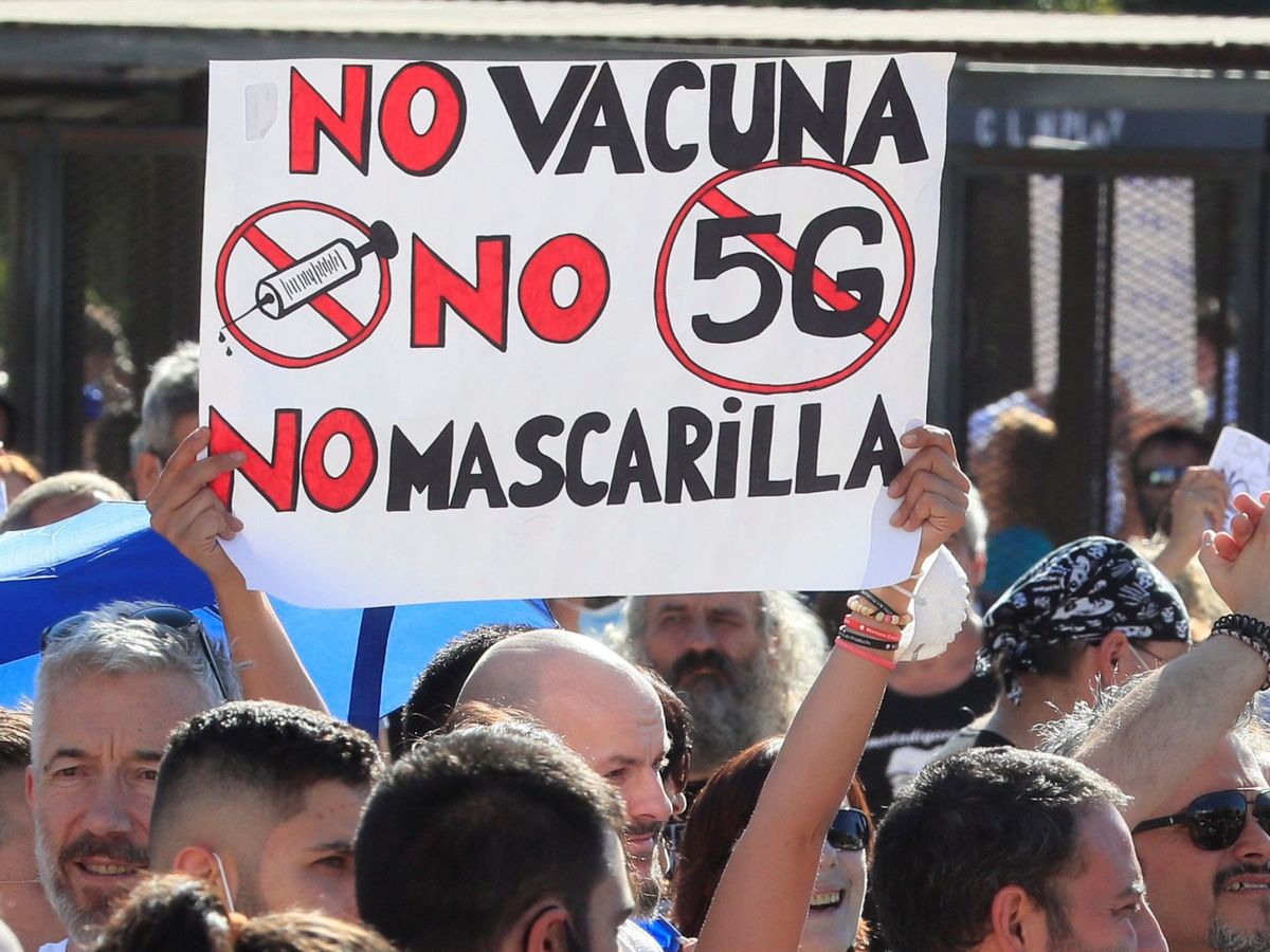 Foto: Manifestación negacionista contra el uso de mascarilla celebrada el pasado mes de agosto en Madrid. (EFE)