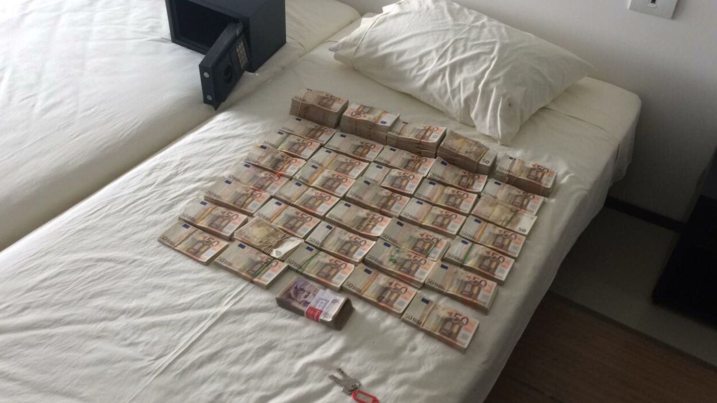 Fotografía cedida por la Fiscalía General de Colombia que muestra varios fajos de billetes decomisados en el apartamento de Edmundo Rodríguez Sobrino en Barranquilla (Colombia). 