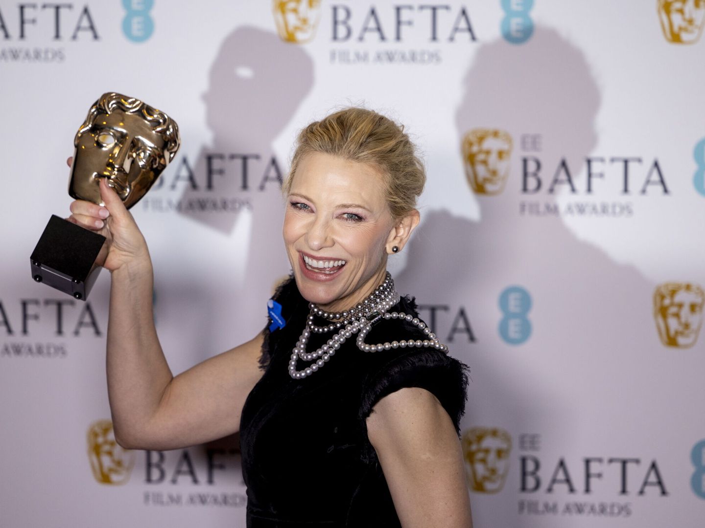 Cate Blanchett con el galardón. (EFE/EPA/Tolga Akmen)