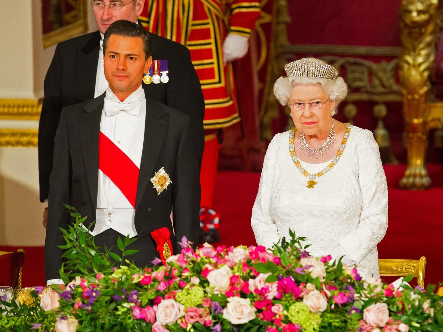 La reina Isabel, en una cena de gala en honor del expresidente mexicano, Enrique Peña Nieto, en 2015 con la tiara Kokoshnik. (Reuters)