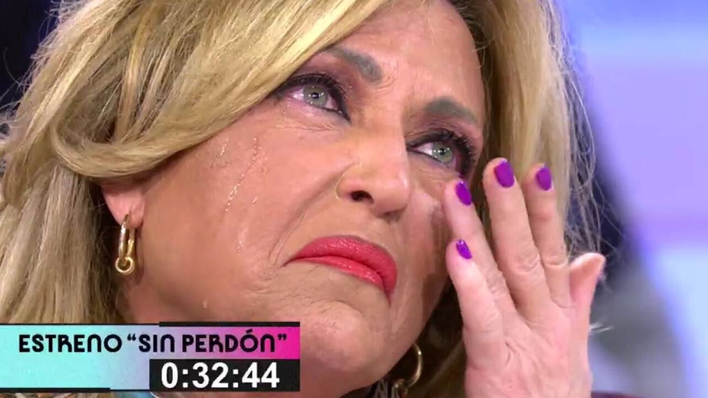 Lydia Lozano secándose las lágrimas. (Mediaset España)