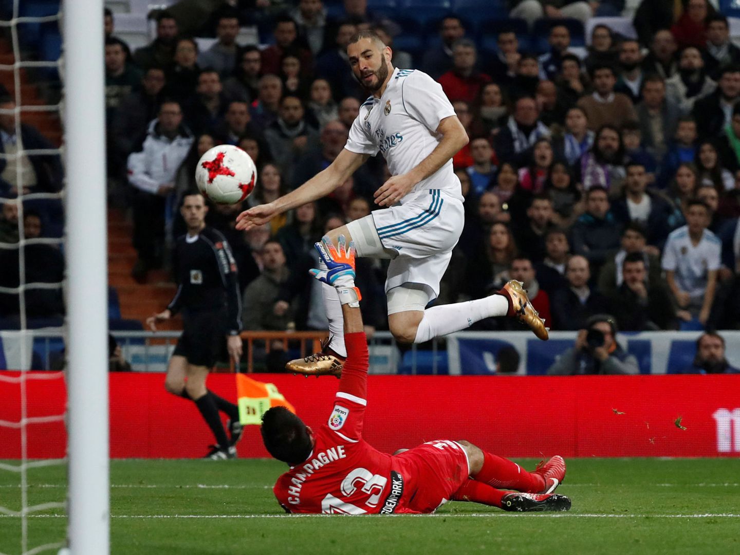 Benzema marcó el gol del Real Madrid. (Reuters)