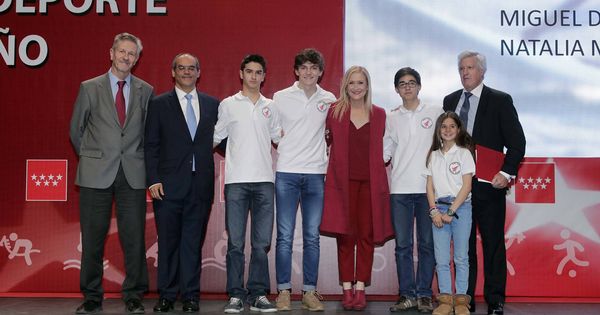 Foto: El hijo de Mariano Rajoy, a la derecha de la presidenta de la Comunidad de Madrid, Cristina Cifuentes. (D.Sinova / Comunidad de Madrid)