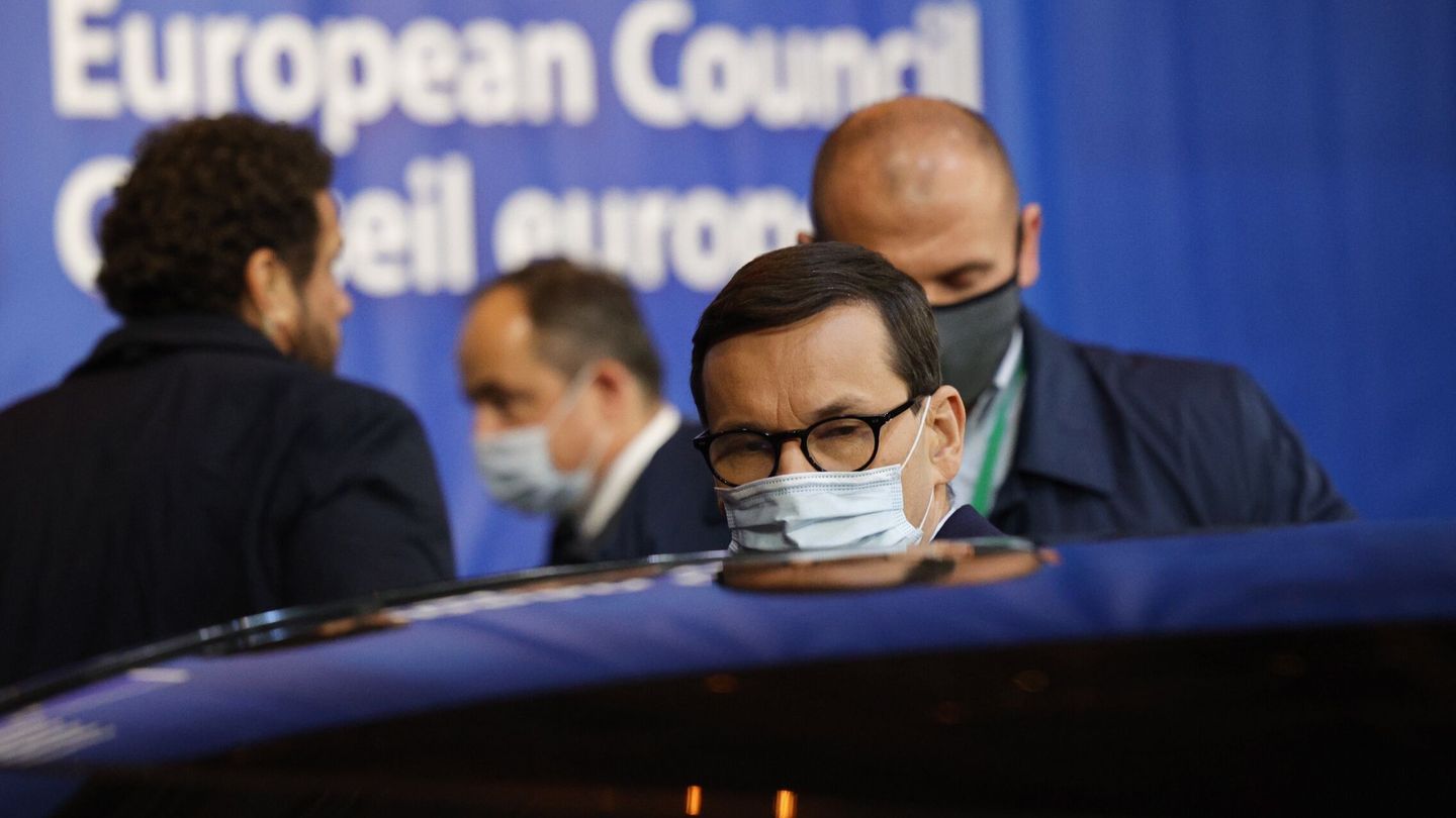 El primer ministro polaco, marchándose de la reunión del Consejo Europeo. (Reuters)