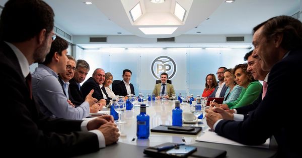 Foto: El presidente del PP, Pablo Casado (fondo), preside la reunión del comité de dirección del partido. (EFE)