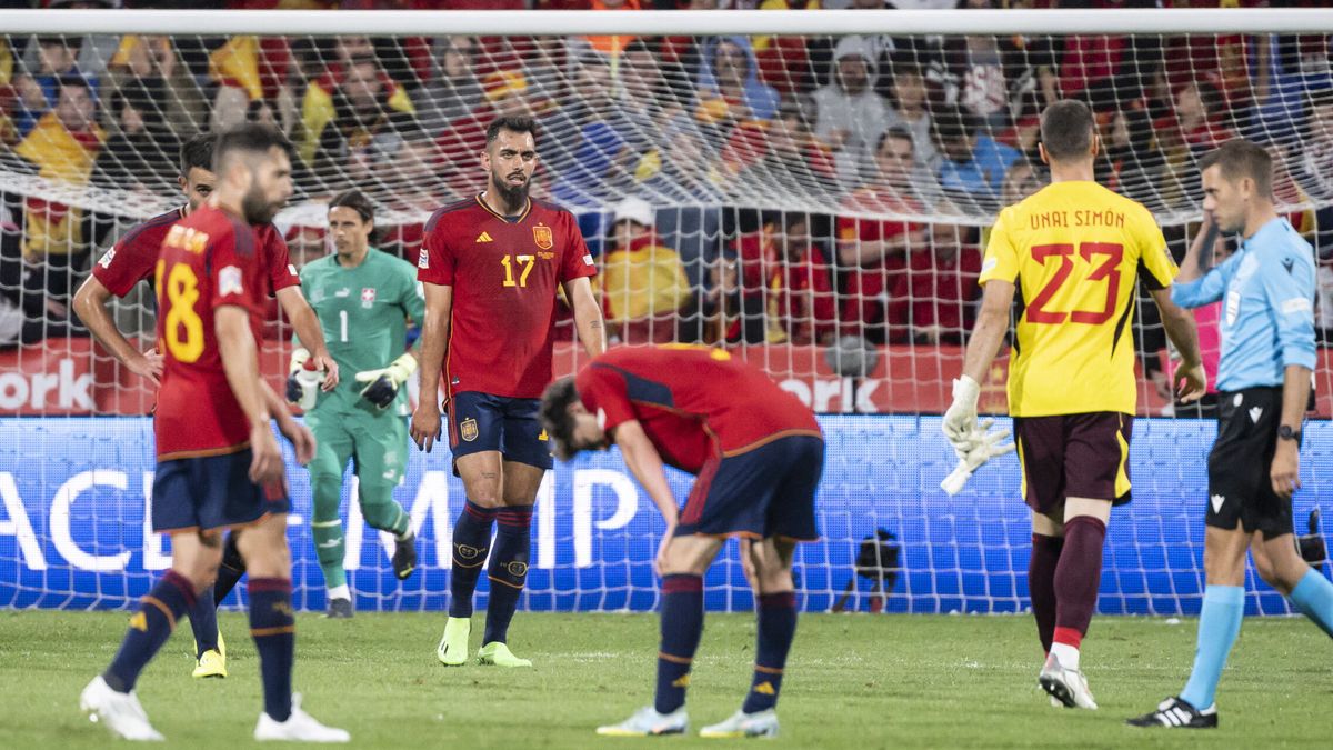 España se hace el 'harakiri' a balón parado y se condena a un 'milagro' contra Portugal