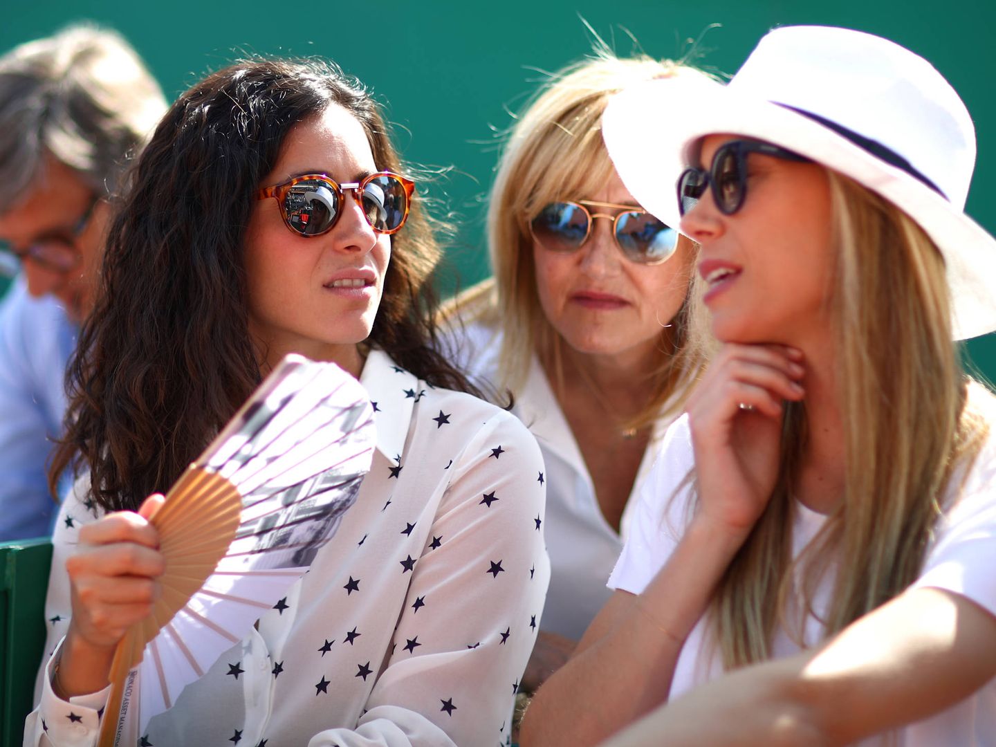 Xisca Perello junto a Ana María Parera y Maribel Nadal, madre y hermana del tenista. (Getty)
