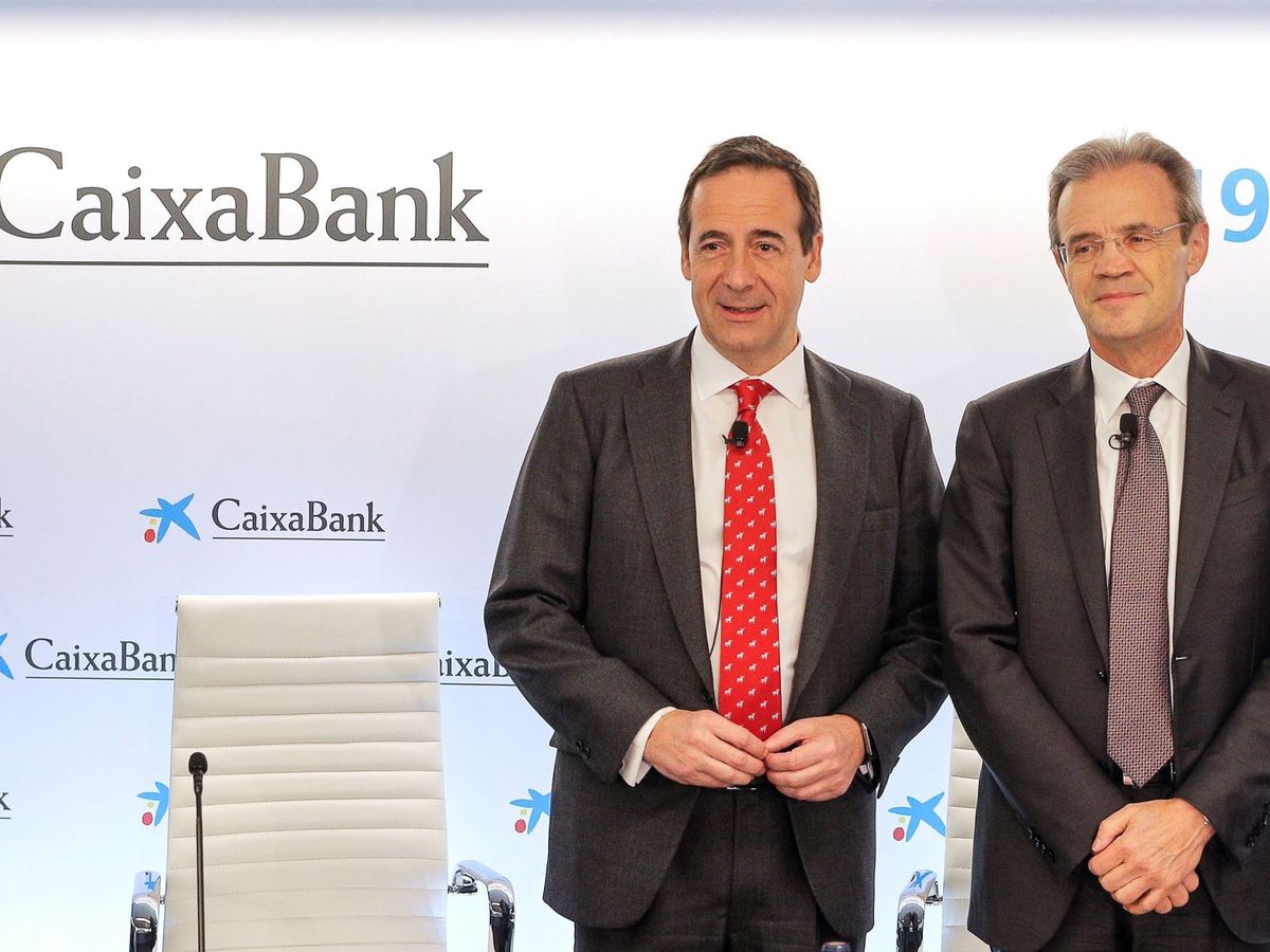 Foto: El presidente de CaixaBank, Jordi Gual (d), y el consejero delegado, Gonzalo Gortázar. (EFE)