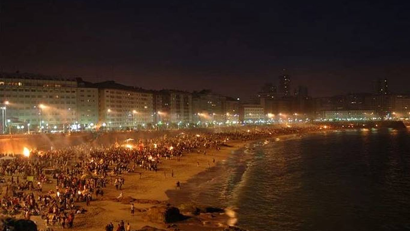Foto: Hogueras de San Juan en A Coruña | EFE