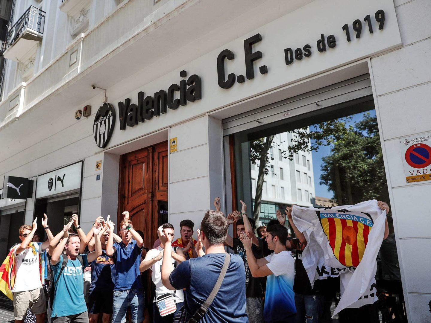 Aficionados del Valencia CF, junto a las puertas del club, a la espera de conocer el futuro de Mateu Alemany. (EFE)