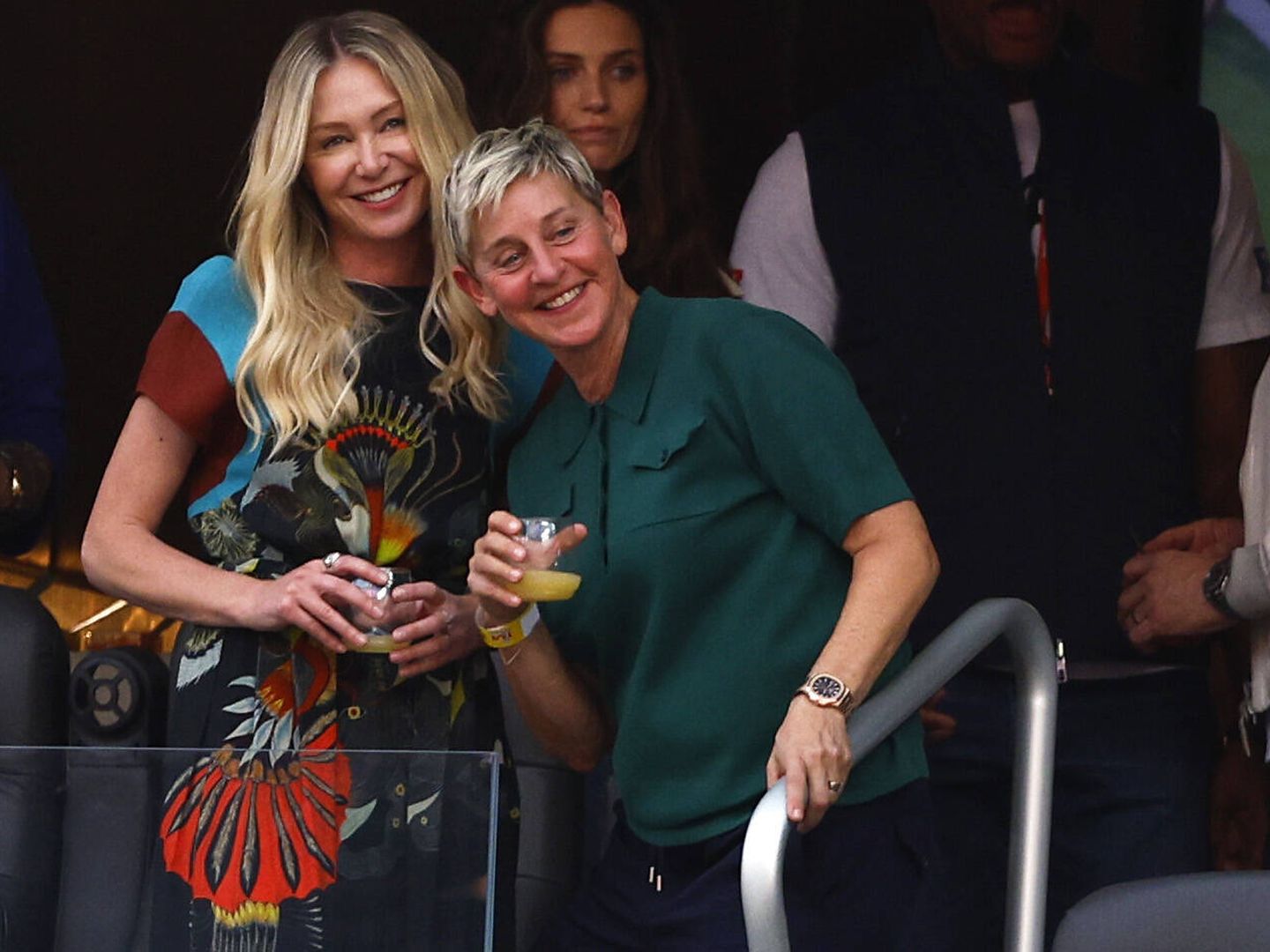 Portia de Rossi y Ellen DeGeneres, en el palco del SoFi Stadim. (Getty)