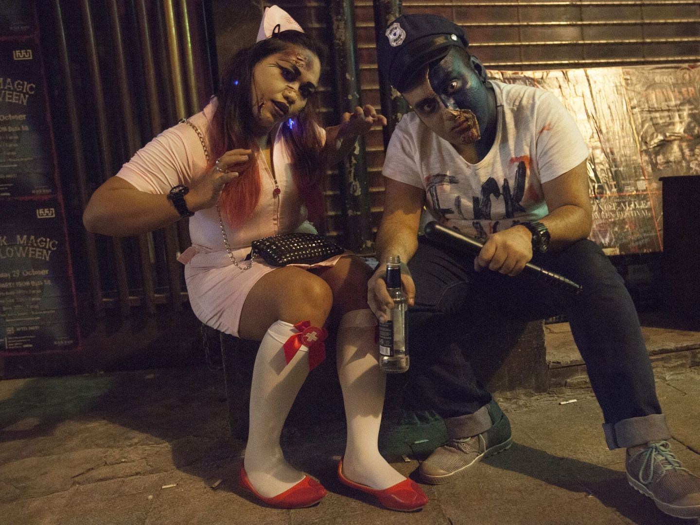 Dos personas con disfraces celebran Halloween en el distrito de Lan Kwai Fong en Hong Kong (EFE)