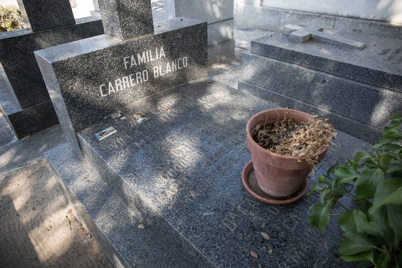 Lápida de la familia Carrero Blanco en Mingorrubio. (D. B.)