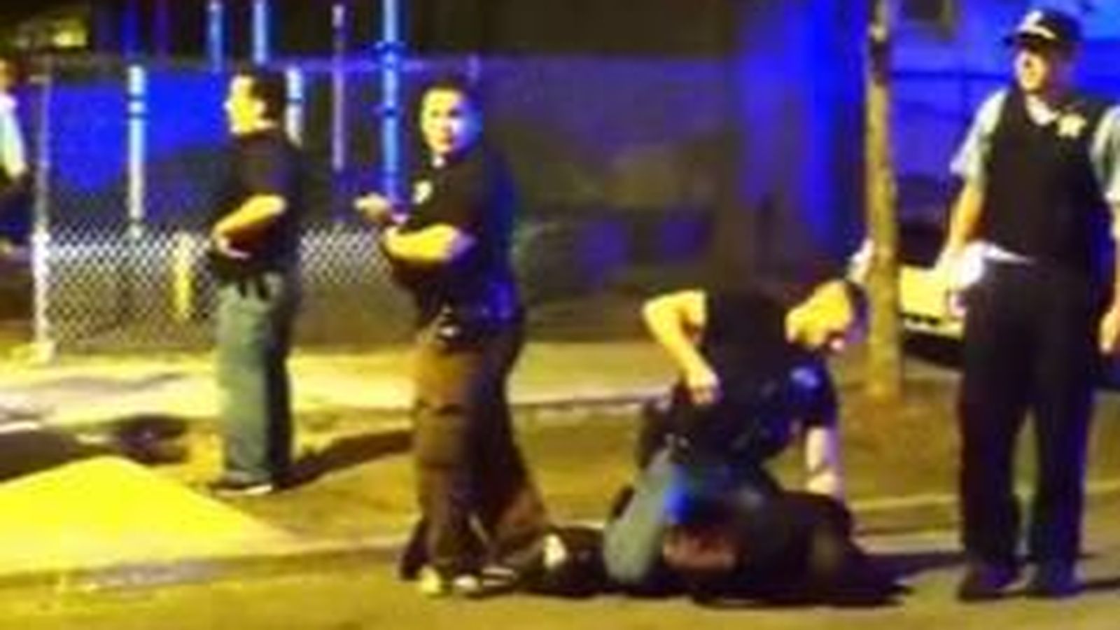 Foto: Fotograma de unos de los vídeos que muestra la violencia de la policía de Chicago