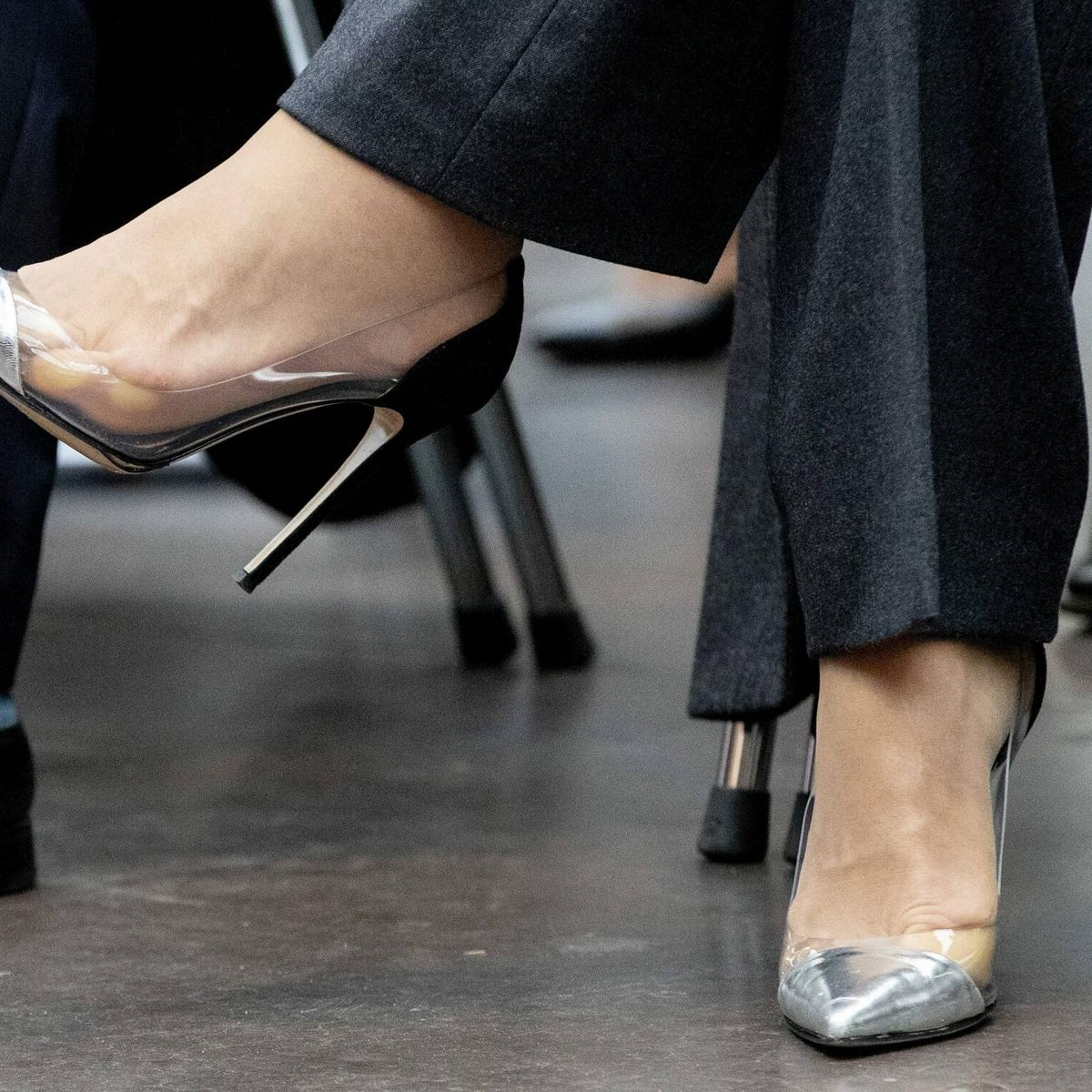 Los zapatos transparentes son tendencia: así llevan Meghan o la reina Letizia