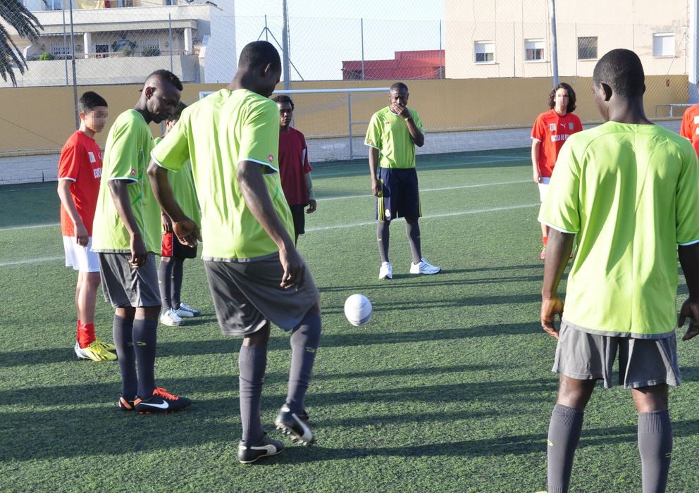 Foto: Imagen del partido entre inmigrantes del CETI y cadetes. (Federación de Fútbol de Ceuta)