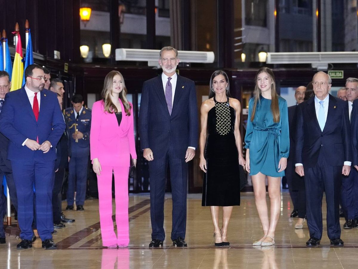 Foto: Los Reyes, junto a su hijas en los Premios Princesa de Asturias. (LP)