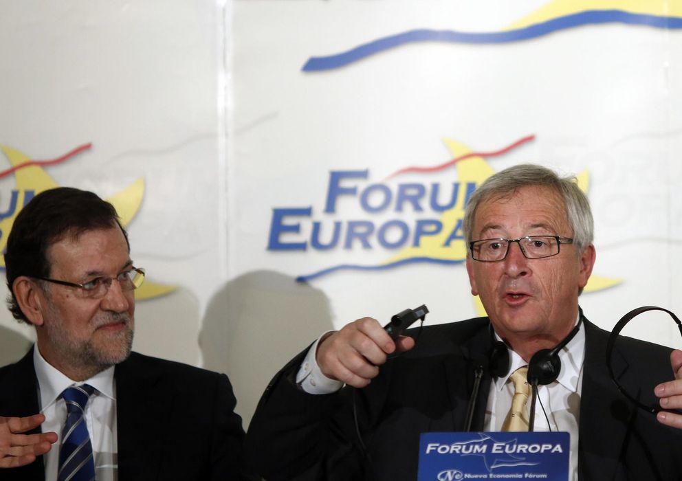 Foto: Jean-Claude Juncker (d) y Mariano Rajoy, en un desayuno informativo el pasado mayo. (Reuters)