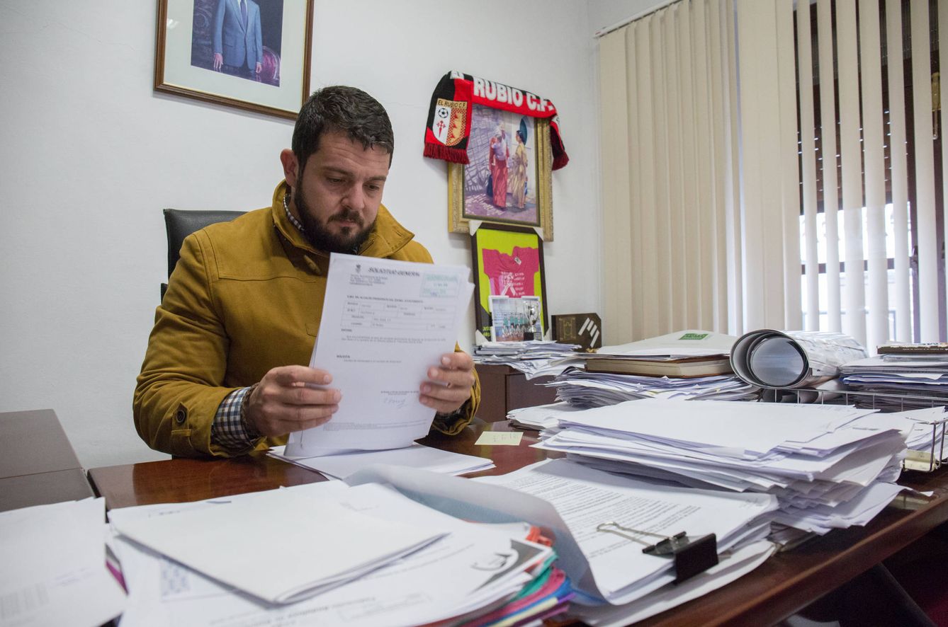 El alcalde de El Rubio, Rafael de la Fe, en su despacho. (D. B.)