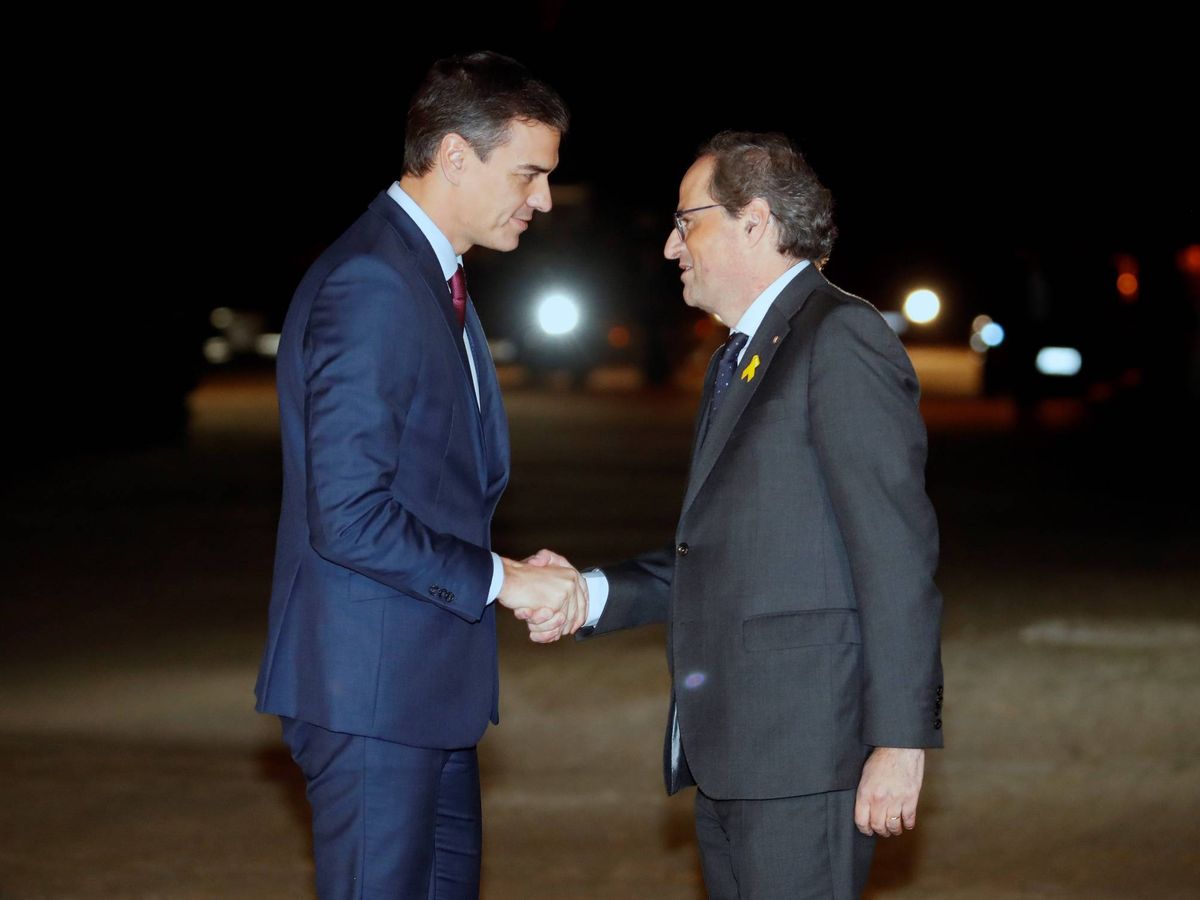 Foto: Pedro Sánchez y Quim Torra se saludan antes de comenzar su reunión en el Palacio de Pedralbes, en Barcelona, el 20 de diciembre de 2018. (EFE)