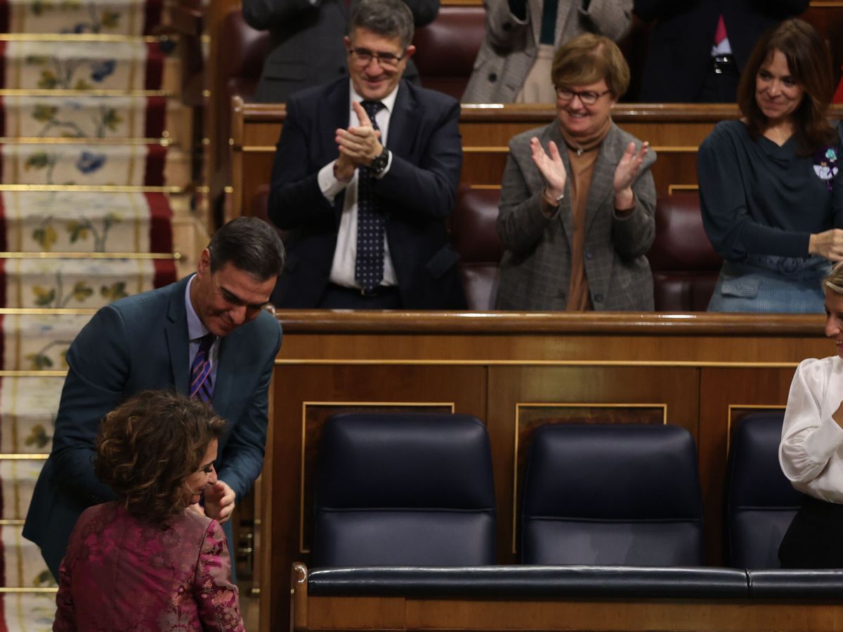 Foto: El presidente del Gobierno, Pedro Sánchez (2i), felicita a la ministra de Hacienda y Función Pública, María Jesús Montero (i). (EFE/Kiko Huesca)