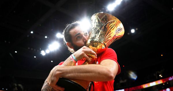 Foto: Ricky Rubio besa el Trofeo Naismith tras la final del Mundial. (Reuters)