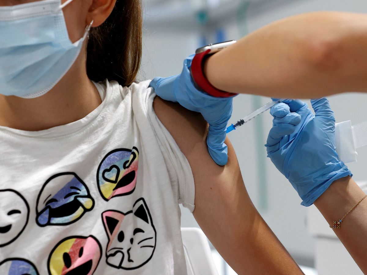 Foto: Una adolescente se vacuna en el Hospital Enfermera Isabel Zendal. (EFE)