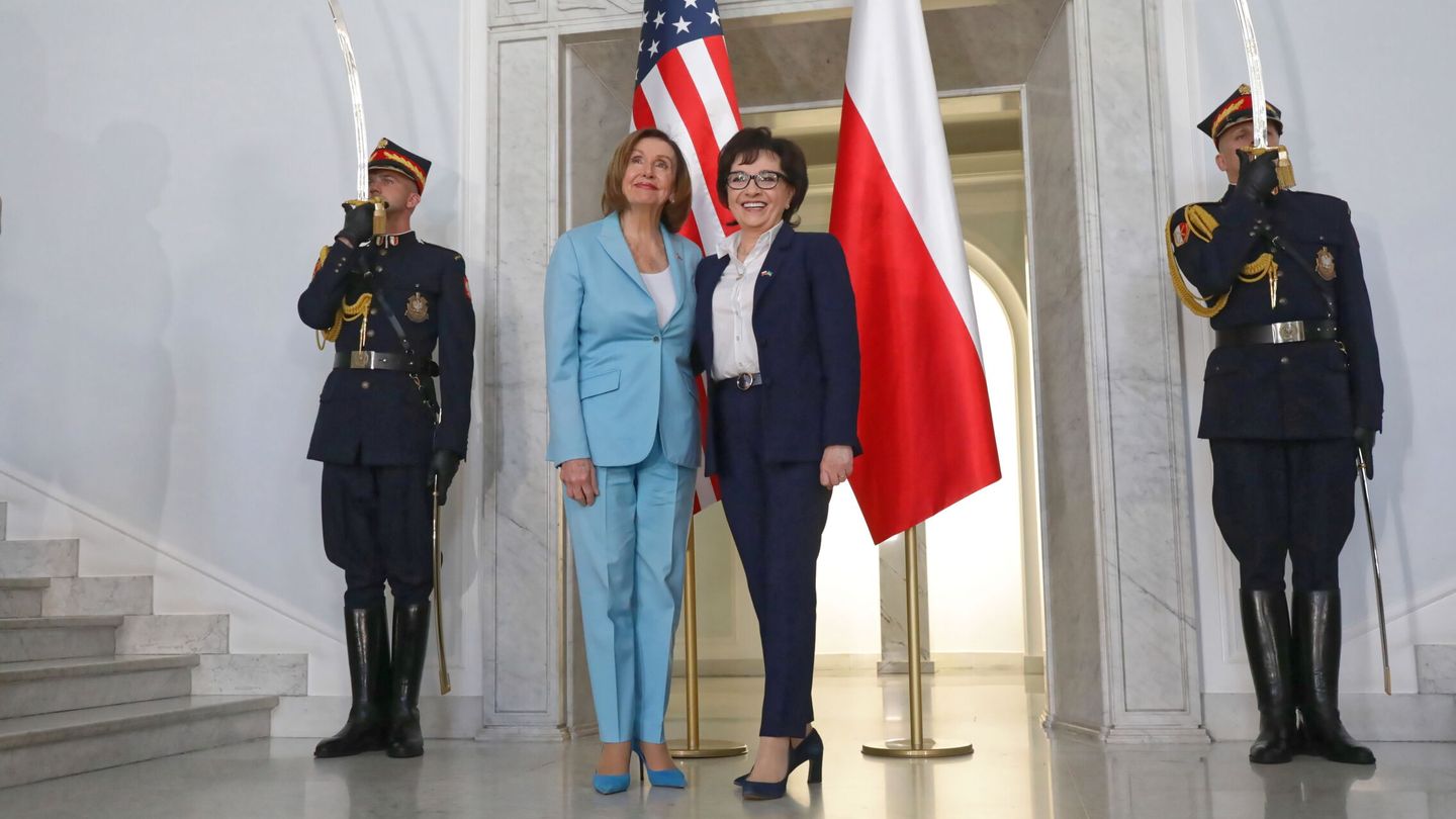 La portavoz del presidente polaco, Elzbieta Witek (d) y la presidenta de la Cámara de Representante de EEUU, Nancy Pelosi (i) en Varsovia, Polonia. (EFE/ Albert Zawada)