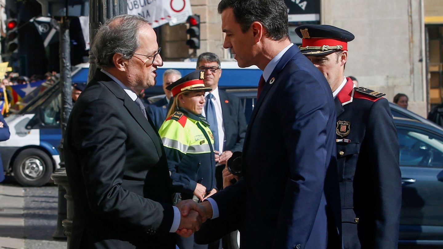 Pedro Sánchez saluda a Quim Torra a su llegada al Palau de la Generalitat. (EFE)