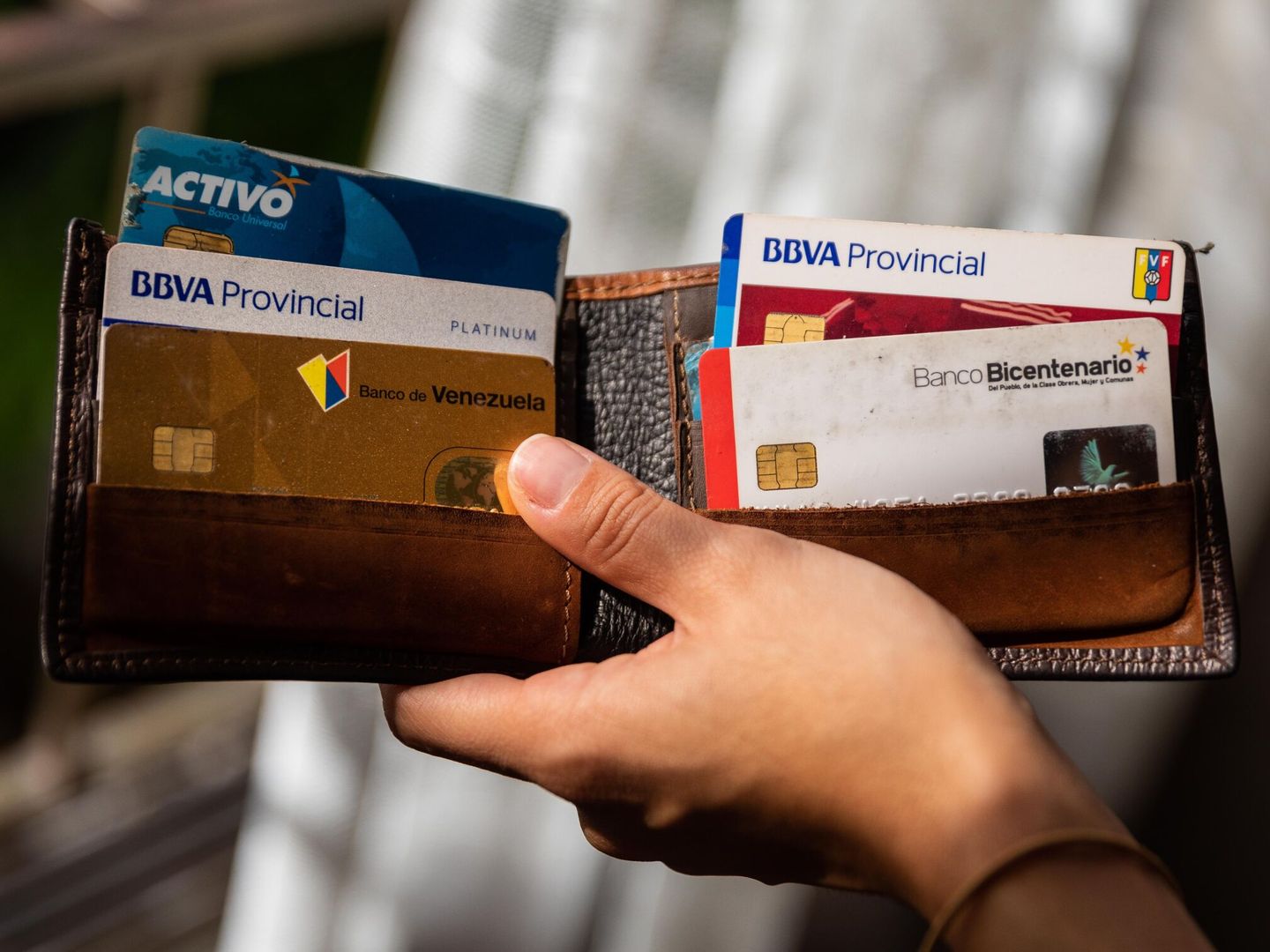 Cartera con tarjetas de crédito de diferentes instituciones bancarias de Venezuela. (EFE/Rayner Peña R.)