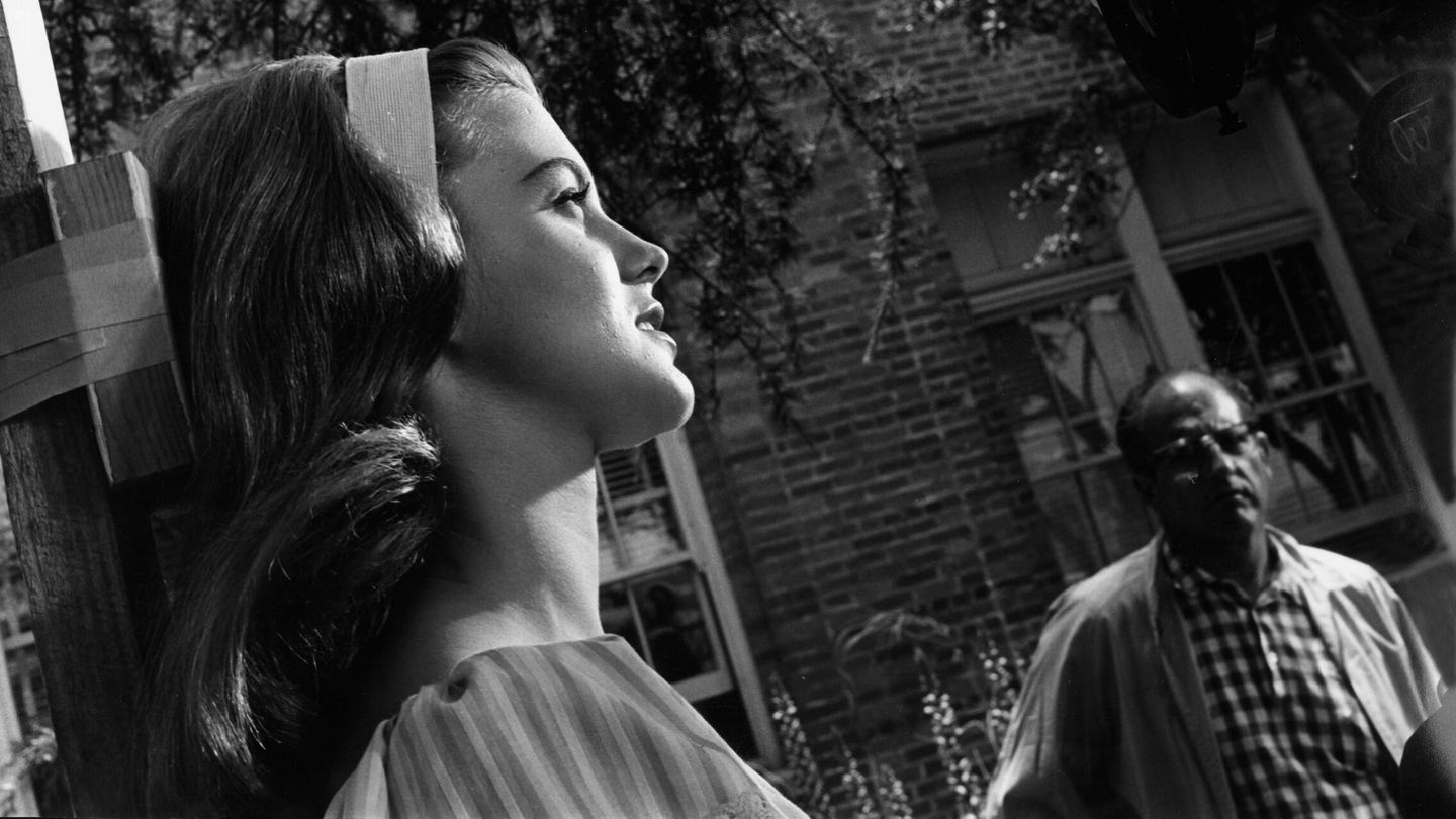 Anne Margaret en 'Bye bye Birdie', en 1963, con diadema blanca calada. (Cordon Press/Columbia Pictures/Mel Traxel)