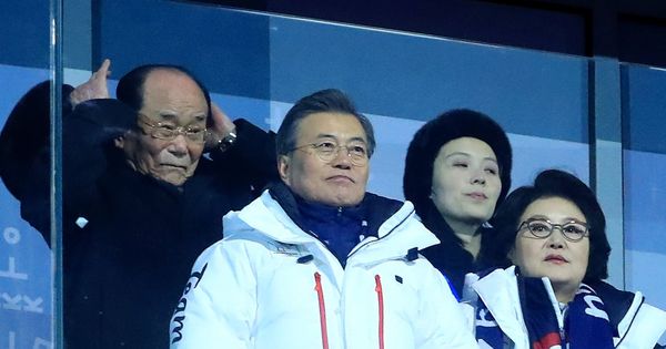 Foto: La delegación norcoreana en los Juegos Olímpicos de Invierno de PyeongChang con la hermana del líder, Kim Jong-Yo, en la esquina superior izquierda. (EFE)