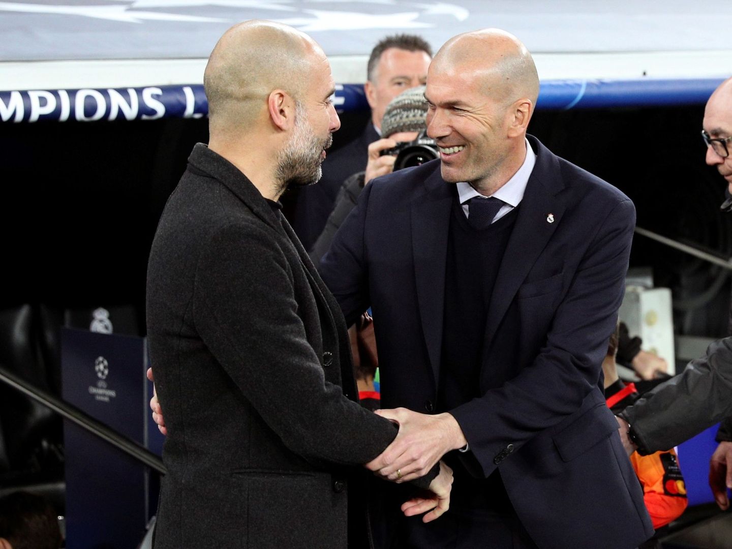 Guardiola y Zidane se saludan antes del partido de ida de la Champions League. (EFE)