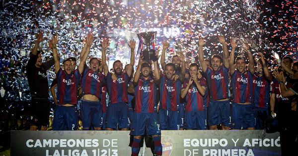 Foto: Los jugadores del Levante UD celebran el ascenso a Primera División y el título de campeón de Segunda División. (EFE)