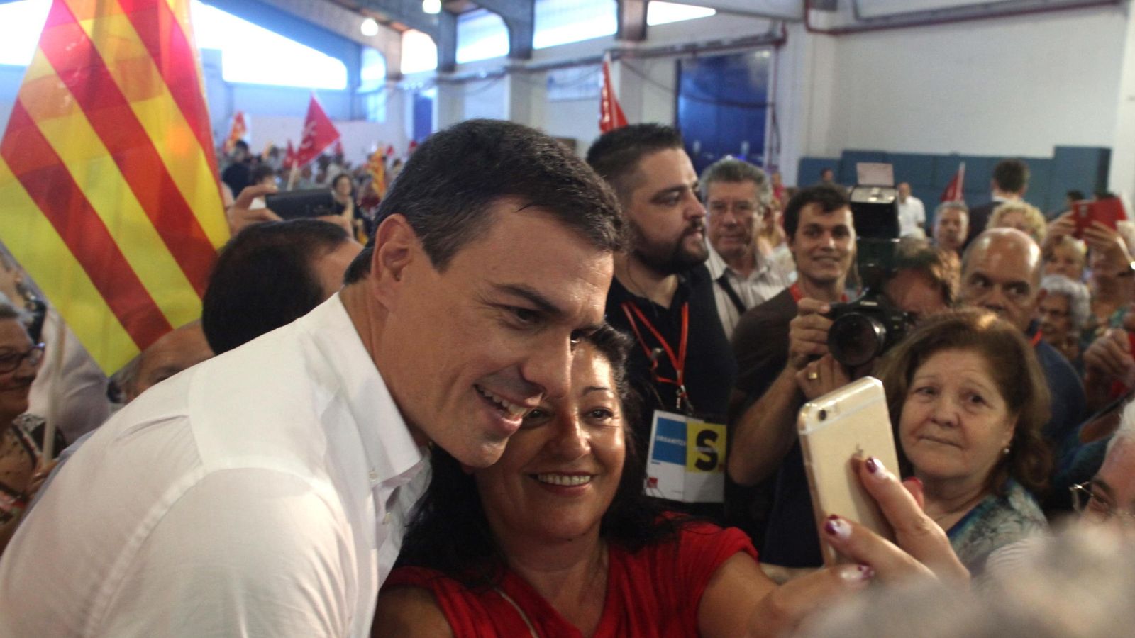 Foto: l líder del PSOE, Pedro Sánchez posa para un selfie en Tarragona. (EFE)