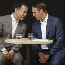 Foto: El vicepresidente de Geely Holding, Victor Yang (i), y el presidente de Ford Europa, Jim Baumbick (d). (Rober Solsona/Europa Press)