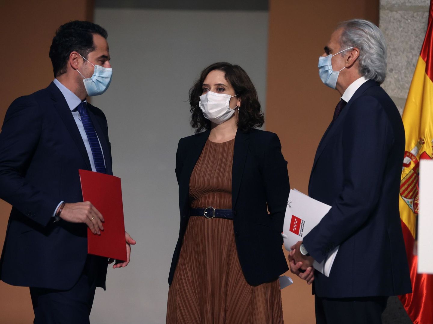 La presidenta madrileña, Isabel Díaz Ayuso, el vicepresidente madrileño, Ignacio Aguado (izda), y el consejero de Sanidad de Madrid, Enrique Ruiz. (EFE)