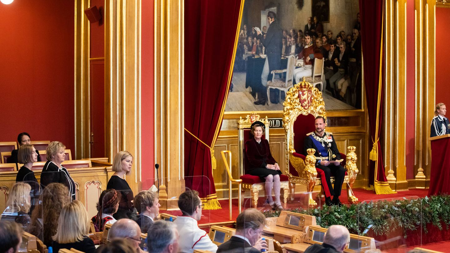 Haakon, en la silla destinada al rey. (Parlamento noruego)