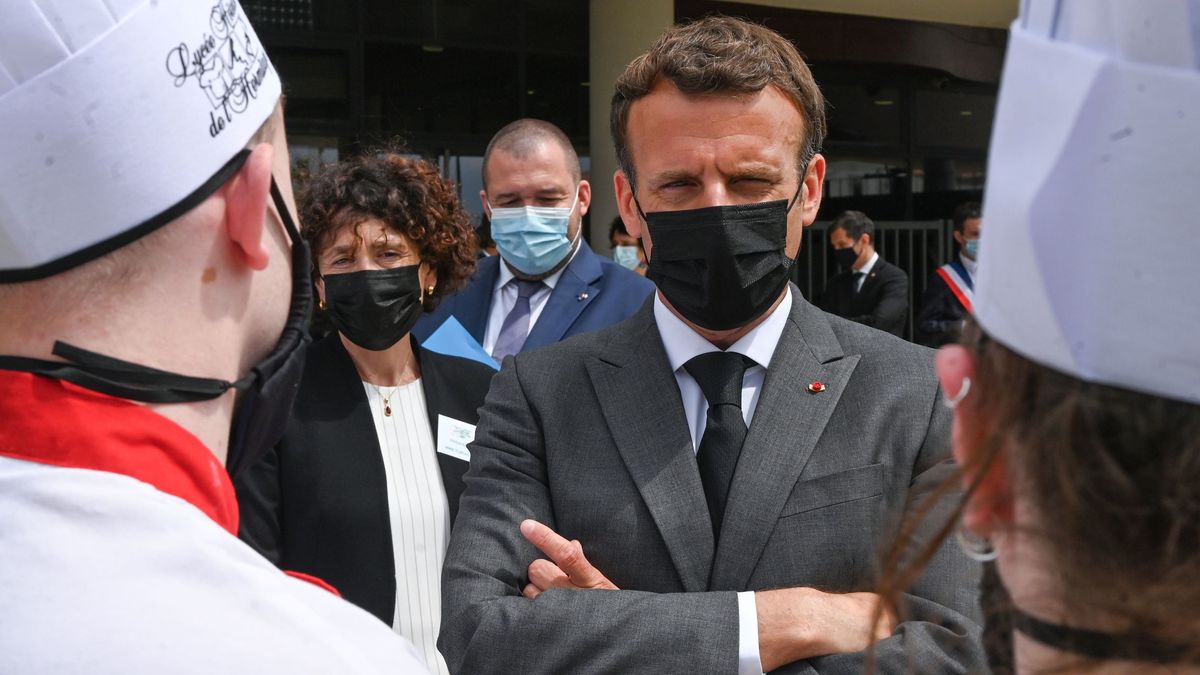 Abofetean al presidente francés, Emmanuel Macron, durante una visita oficial