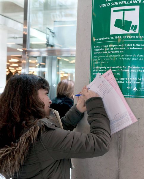 Foto: Una mujer rellena una hoja de reclamaciones en un aeropuerto. (Efe)