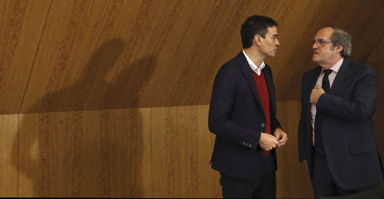 Ángel Gabilondo y Pedro Sánchez, el 9 de febrero de 2016 en Madrid. (EFE)