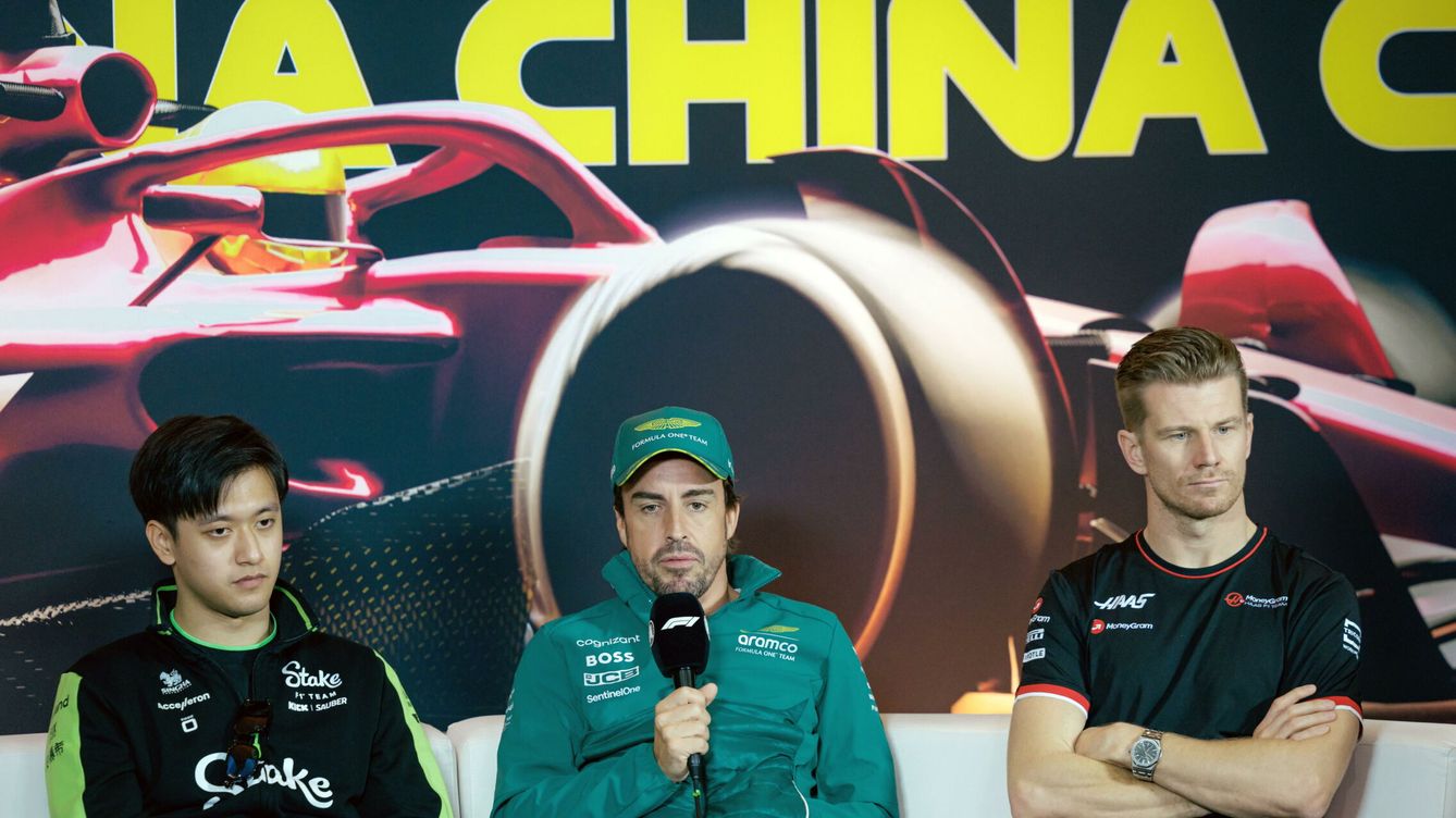 Foto: Alonso, junto a Zhou y Hulkenberg en la rueda de prensa del GP de China. (EFE/EPA/Alex Plavevski)